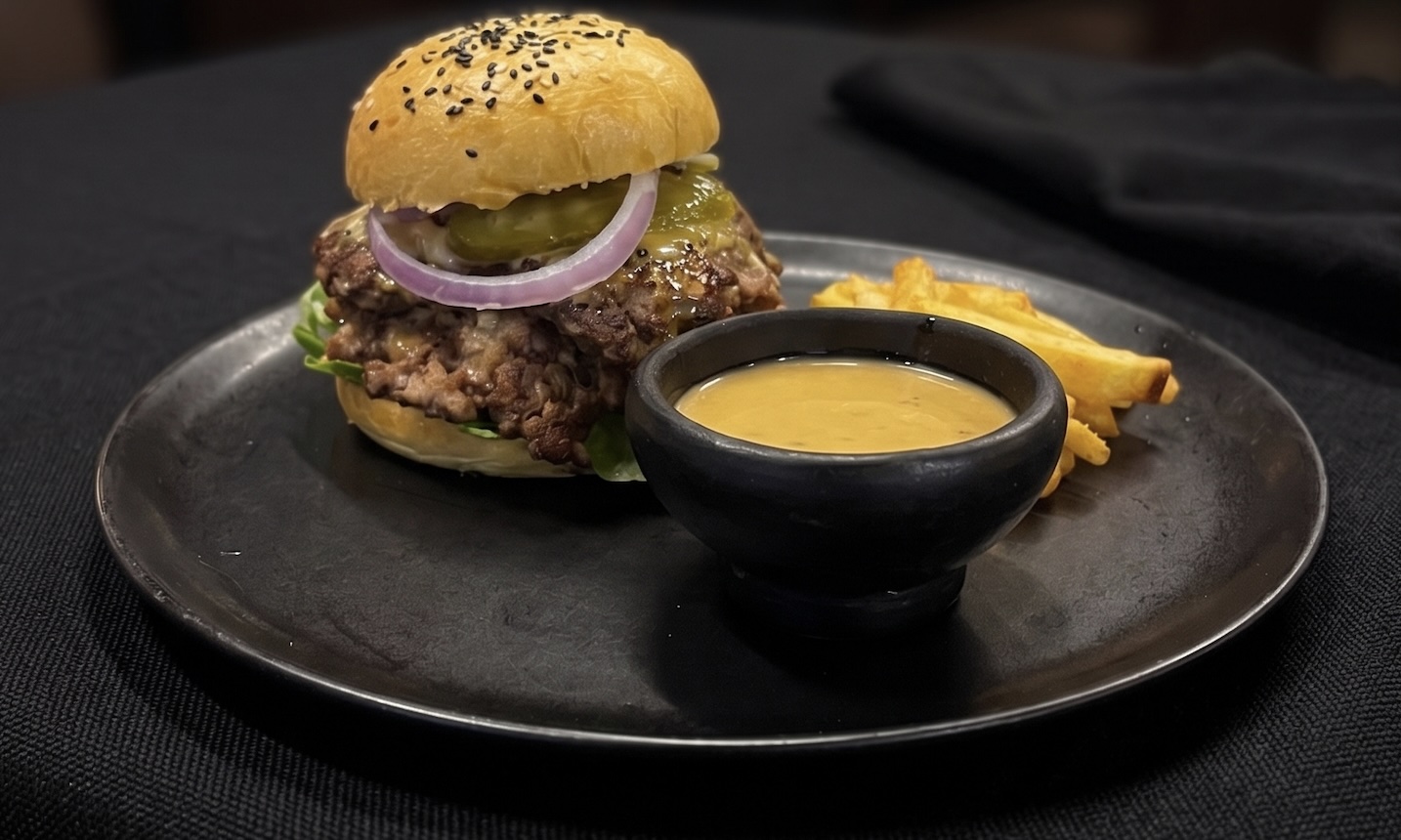 Hamburguesa de evento con papas fritas